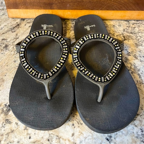 Sanuk flip flops - Picture 1 of 2